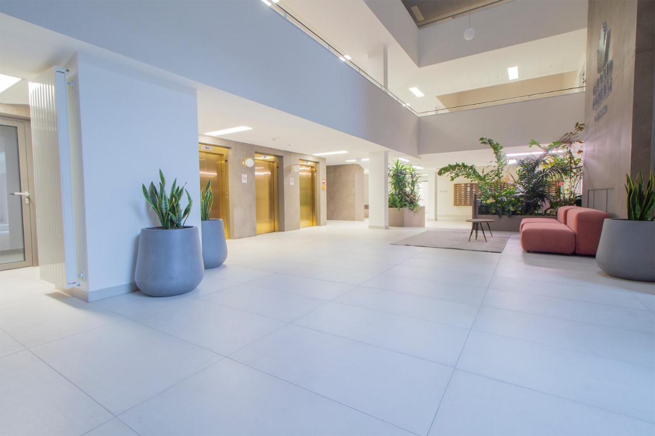 Corvin Modern Two Bedroom Apartment Free Parking Budapest Bagian luar foto