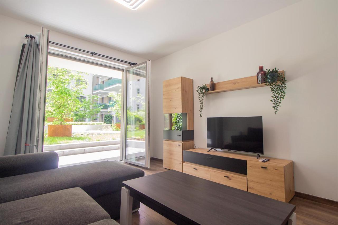 Corvin Modern Two Bedroom Apartment Free Parking Budapest Bagian luar foto